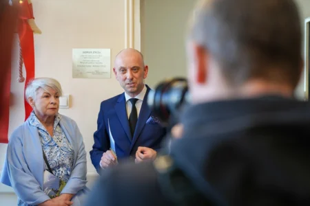 Wicewojewoda Paweł Bartoszek podczas uroczystości w szpitalu