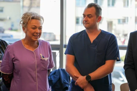 Wicewojewoda Paweł Bartoszek podczas uroczystości w szpitalu