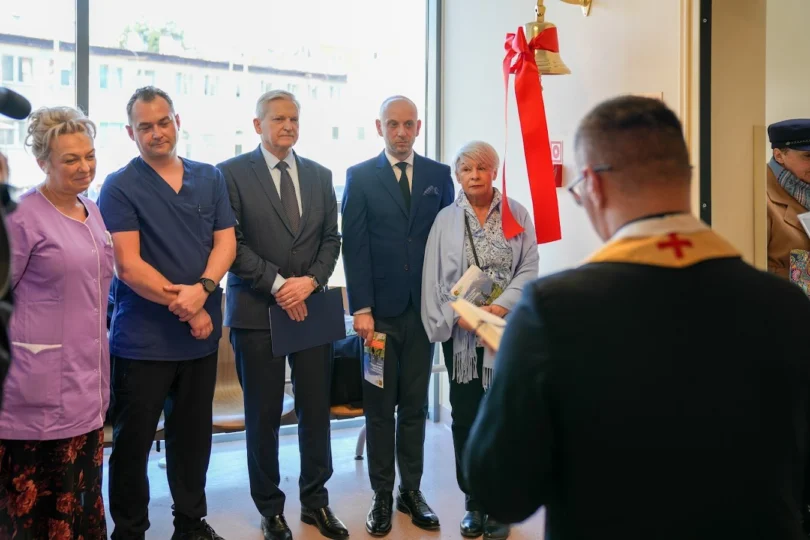 Wicewojewoda Paweł Bartoszek podczas uroczystości w szpitalu