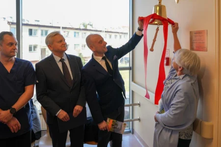 Wicewojewoda Paweł Bartoszek podczas uroczystości w szpitalu