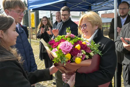 Uczestnicy uroczystości wbicia łopaty pod budowę szkoły w Ropczycach