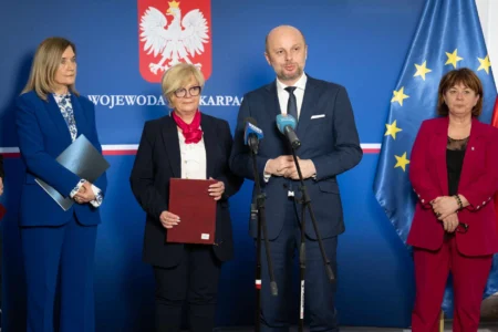 Uczestnicy konferencji prasowej wojewody