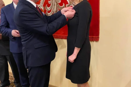 Wicewojewoda wręcza odznaczenie państwowe