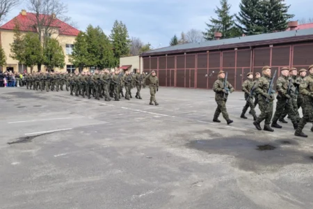 Żołnierze podczas uroczystej przysięgi