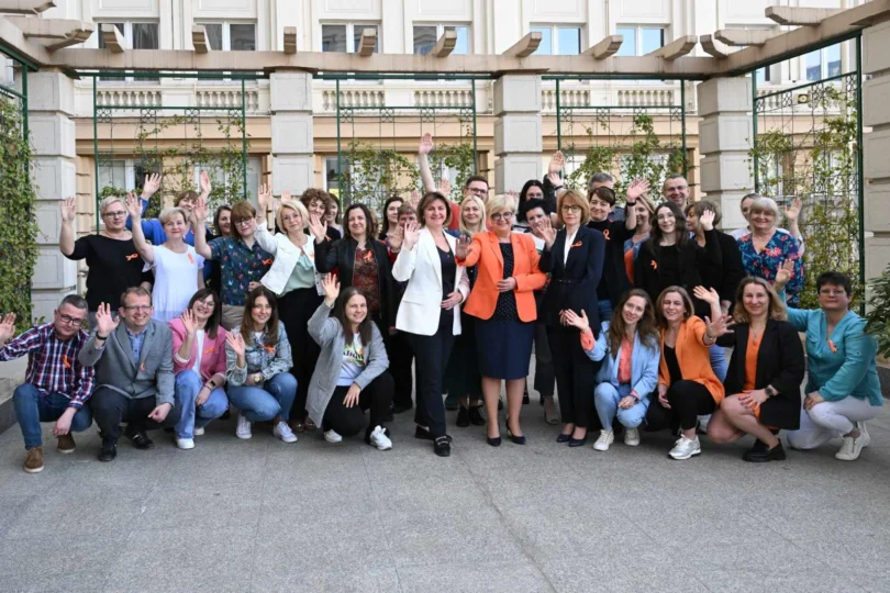 Wojewoda podkarpacki Teresa Kubas-Hul wraz z pracownikami urzędu