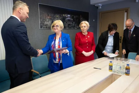 Uczestnicy podpisania umowy w Mielcu