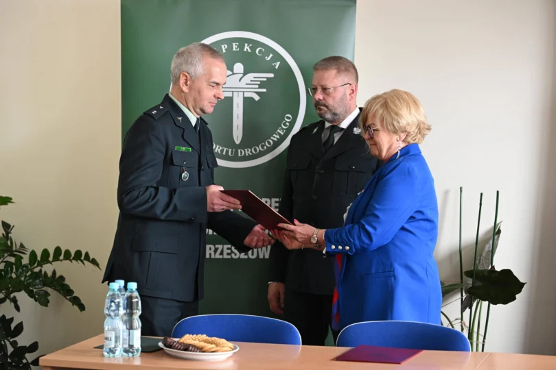 Uczestnicy uroczystości z okazji wręczenia powołania wojewódzkiemu inspektorowi transportu drogowego