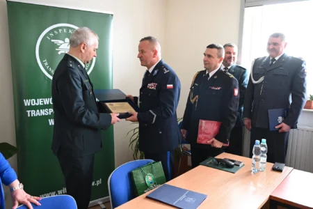 Uczestnicy uroczystości z okazji wręczenia powołania wojewódzkiemu inspektorowi transportu drogowego
