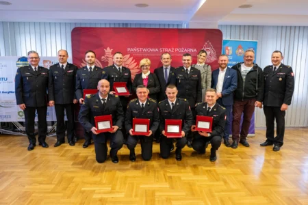 Wojewoda podkarpacki Teresa Kubas-Hul podczas uroczystości ze strażakami