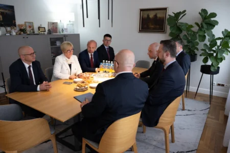 Uczestnicy spotkania w gabinecie wojewody