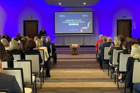 Uczestnicy uroczystości z okazji jubileuszu nadzoru budowlanego
