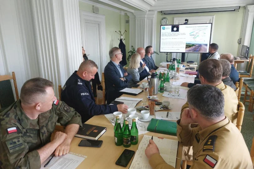 Spotkanie w PUW ze służbami, dotyczące zabezpieczenia powodziowego regionu.
