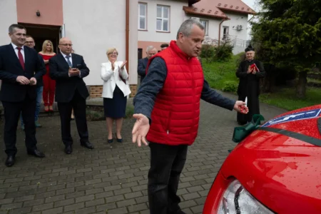 Uczestnicy uroczystości przekazania busa do przewozy osób z niepełnosprawnością