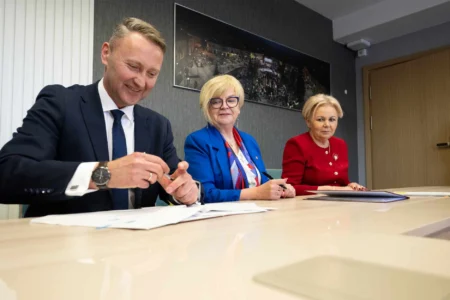 Uczestnicy podpisania umowy w Mielcu