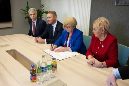 Uczestnicy podpisania umowy w Mielcu