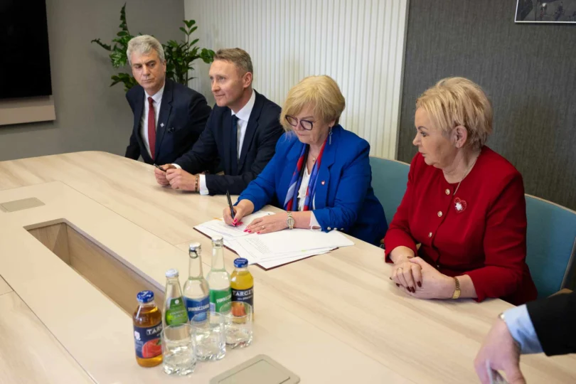 Uczestnicy podpisania umowy w Mielcu