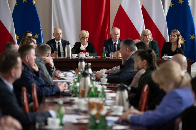 Spotkanie w Podkarpackim Urzędzie Wojewódzkim. Na zdjęciu wojewoda Teresa Kubas-Hul oraz przedstawiciele środowiska rolniczego.