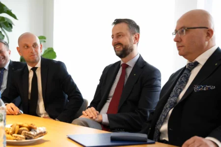 Uczestnicy spotkania w gabinecie wojewody