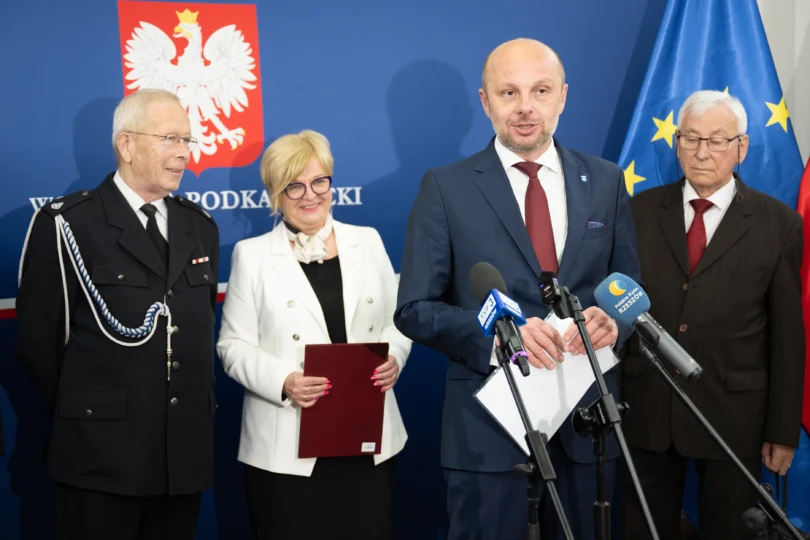 Wojewoda podkarpacki Teresa Kubas-Hul, prezydent Rzeszowa Konrad Fijołek, Stanisław Wota, prezes OSP Rzeszów Pogwizdów Nowy oraz Zdzisław Kędzior, radny Rady Miasta Rzeszowa.