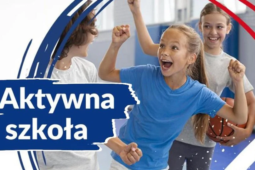 Troje dzieci we wnętrzu sali gimnastycznej. Po lewej stronie napis: "Aktywna szkoła"