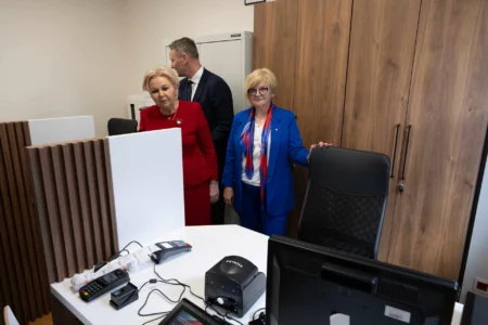 Uczestnicy otwarcia punktu paszportowego