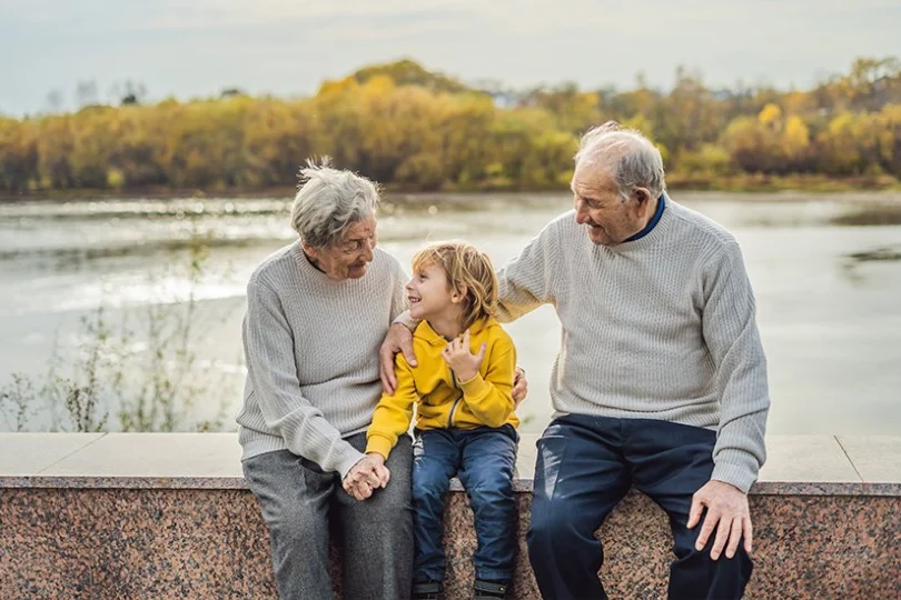 Dziadkowie opiekują się wnukiem podczas spaceru.
