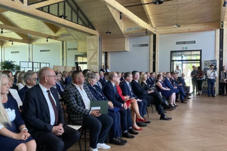 Uczestnicy obchodów jubileuszu pogotowia ratunkowego w Mielcu