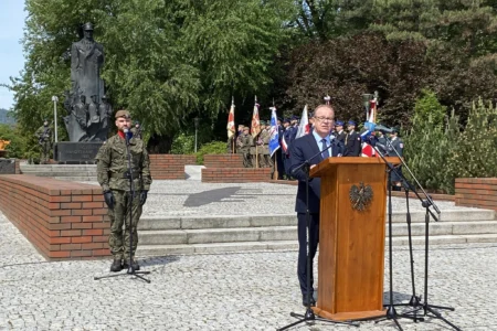 Uczestnicy uroczystości patriotycznych
