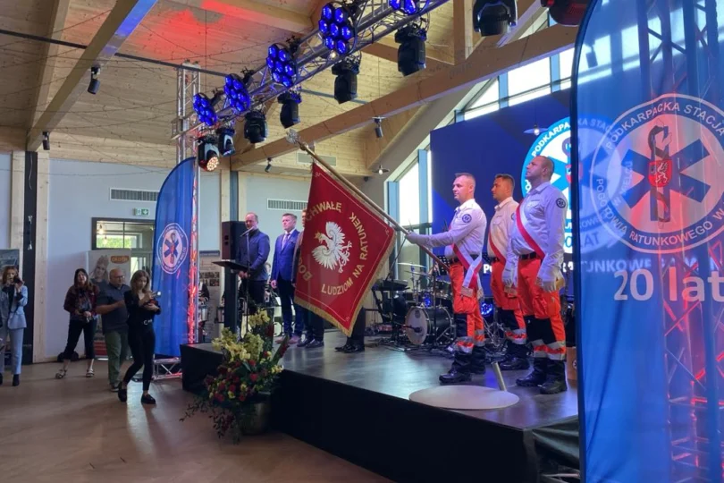 Uczestnicy obchodów jubileuszu pogotowia ratunkowego w Mielcu