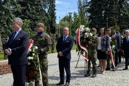 Uczestnicy uroczystości patriotycznych