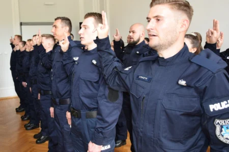 Uczestnicy uroczystego ślubowania policjantów