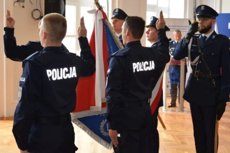 Uczestnicy uroczystego ślubowania policjantów