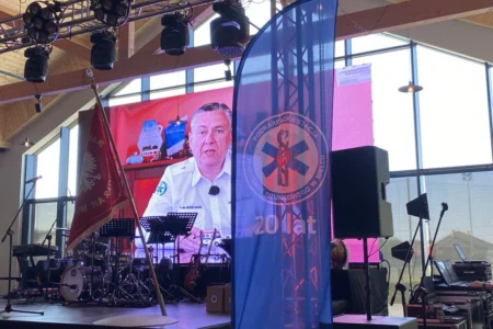 Uczestnicy obchodów jubileuszu pogotowia ratunkowego w Mielcu