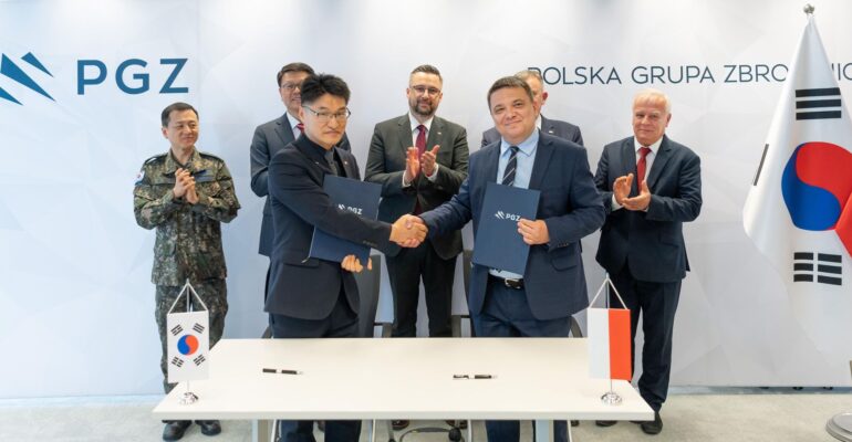 Wiceminister Marcin Kulasek podczas uroczystości podpisania listu intencyjnego pomiędzy Hutą Stalowa Wola a Hanwha Aerospace
