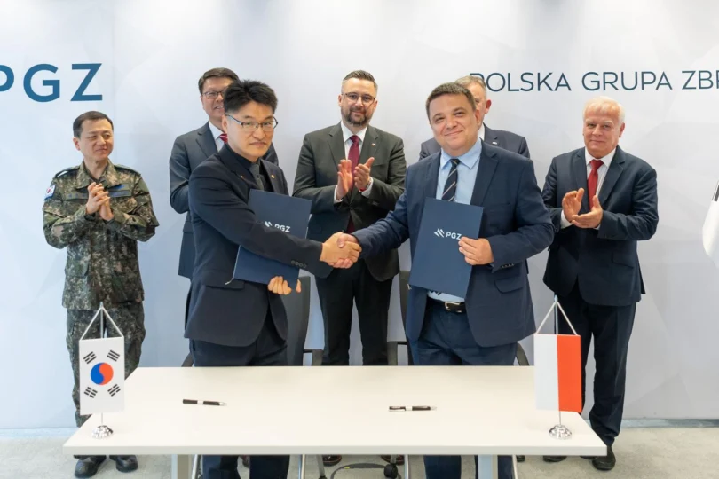 Wiceminister Marcin Kulasek podczas uroczystości podpisania listu intencyjnego pomiędzy Hutą Stalowa Wola a Hanwha Aerospace
