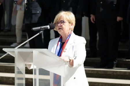 Wojewoda podkarpacki Teresa Kubas-Hul przemawia podczas pielgrzymki strażaków