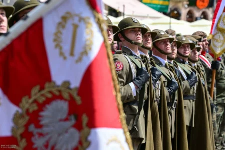 Uczestnicy uroczystości z okazji Święta Konstytucji 3 maja