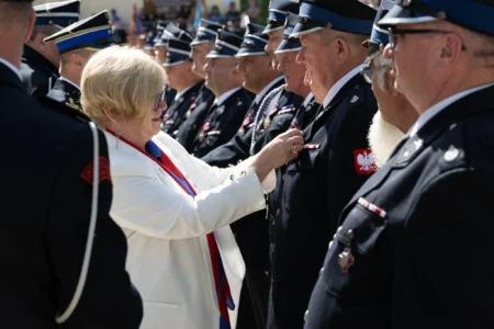 Wojewoda podkarpacki Teresa Kubas-Hul wręcza odznaczenie panstwowe