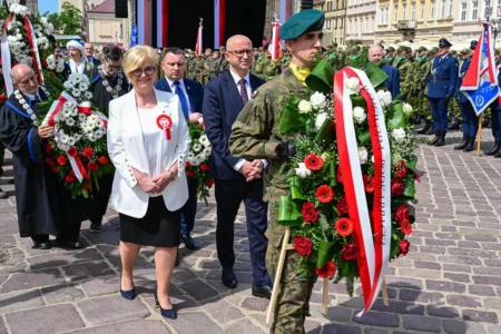 Uczestnicy uroczystości z okazji Święta Konstytucji 3 maja