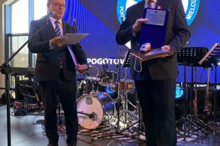 Uczestnicy obchodów jubileuszu pogotowia ratunkowego w Mielcu