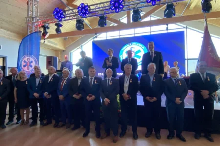 Uczestnicy obchodów jubileuszu pogotowia ratunkowego w Mielcu
