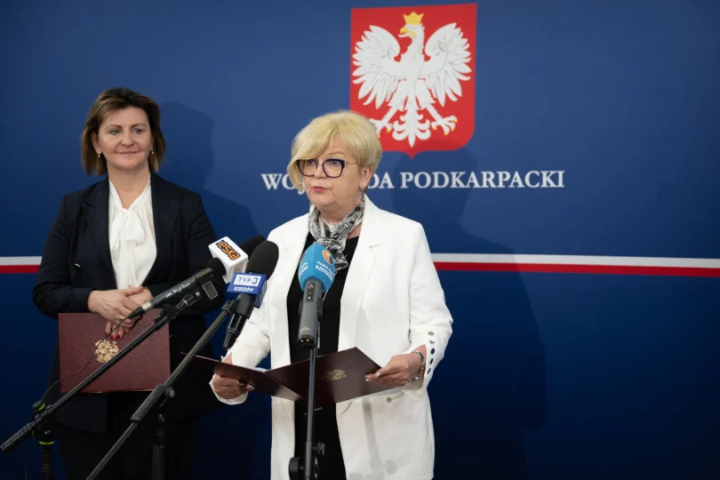 Irena Marszałek-Czekierda, dyrektor Wydziału Polityki Społecznej i Teresa Kubas-Hul, wojewoda podkarpacki podczas konferencji prasowej w PUW