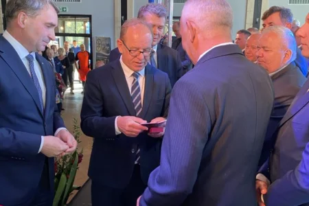 Uczestnicy obchodów jubileuszu pogotowia ratunkowego w Mielcu