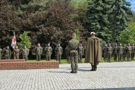 Uczestnicy uroczystości patriotycznych