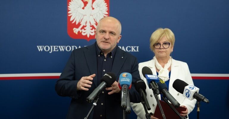 Wojewoda podkarpacki Teresa Kubas-Hul i poseł Paweł Kowal na konferencji prasowej w PUW
