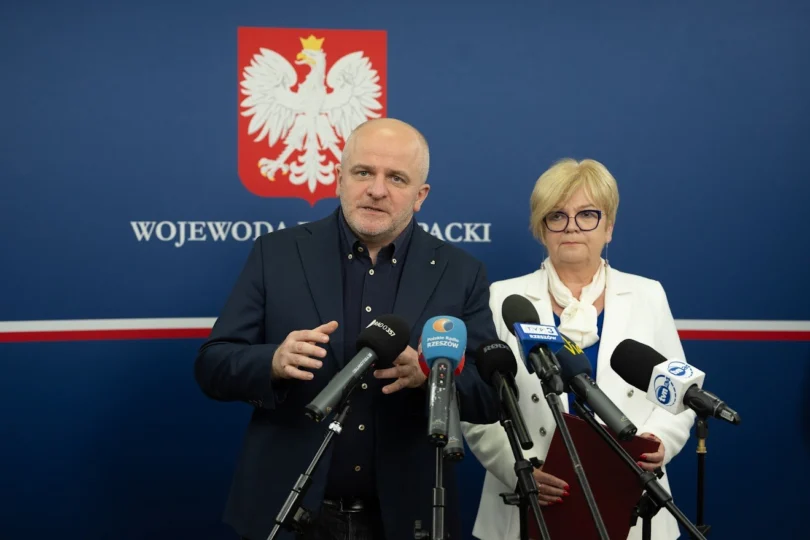 Wojewoda podkarpacki Teresa Kubas-Hul i poseł Paweł Kowal na konferencji prasowej w PUW