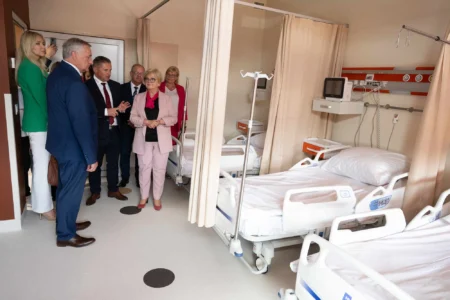 Uczestnicy otwarcia SORu w szpitalu MSWiA