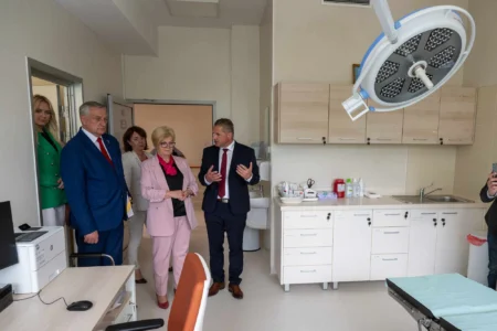 Uczestnicy otwarcia SORu w szpitalu MSWiA