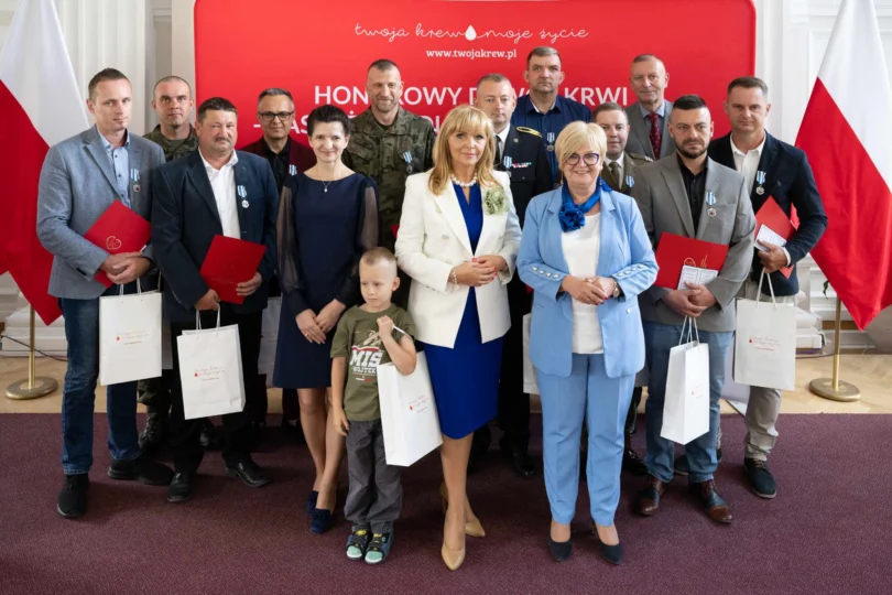 Uczestnicy uroczystości z okazji święta krwiodawców