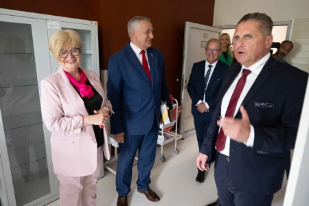 Uczestnicy otwarcia SORu w szpitalu MSWiA